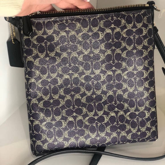 Coach crossbody - Picture 3 of 3